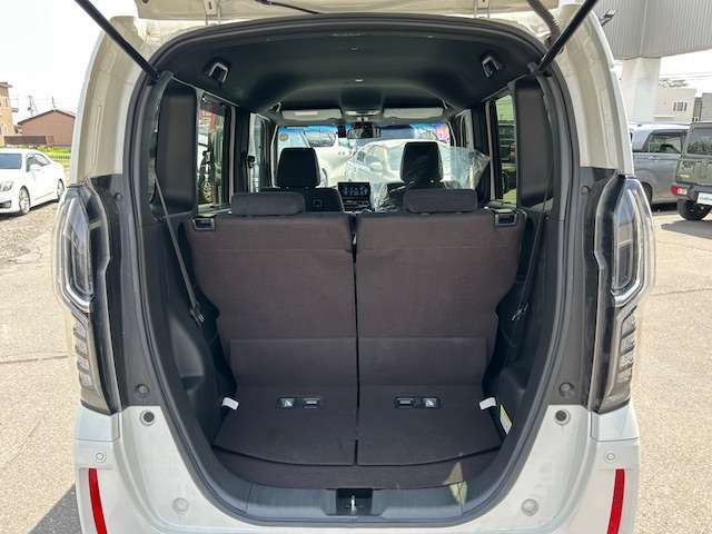 【トランク】積み込みやすくて、たっぷり積める荷室です。シートアレンジできるものは、乗車人数と荷物の量や大きさによってシートを動かすことができるので、より快適なドライブが可能です！