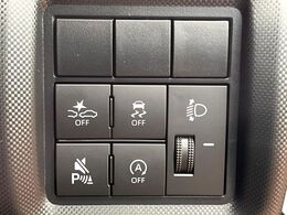 【横滑り防止装置】車両の横滑りを感知すると、自動的に車両の進行方向を保つように車両を制御します。雨の日など滑りやすい路面状況でも安全な運転が可能です。