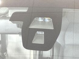 【シティブレーキアクティブシステム】低速走行中に前方の車両等を認識し、衝突しそうな時は警報とブレーキで衝突回避と被害軽減をアシスト。より安全にドライブをお楽しみいただけます。
