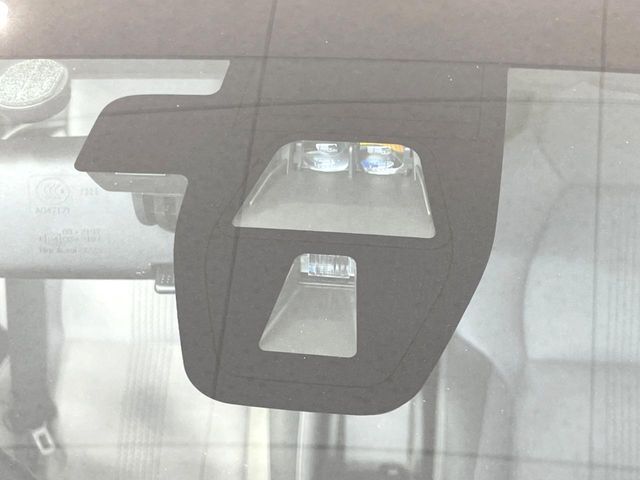 【シティブレーキアクティブシステム】低速走行中に前方の車両等を認識し、衝突しそうな時は警報とブレーキで衝突回避と被害軽減をアシスト。より安全にドライブをお楽しみいただけます。