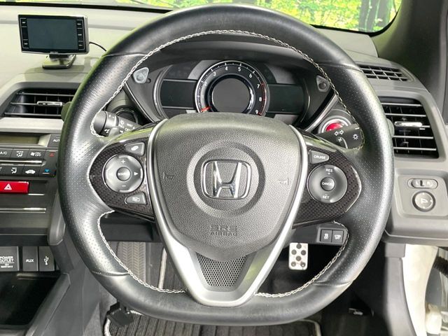 【純正革巻きステアリング】上質な革を使用することで、手にしっかり馴染みとても運転しやすいハンドルです♪