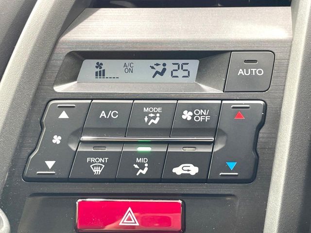 【オートエアコン】一度お好みの温度に設定すれば、車内の温度を検知し風量や温度を自動で調整。暑い…寒い…と何度もスイッチ操作をする必要はありません。快適な車内空間には必須の機能ですね♪