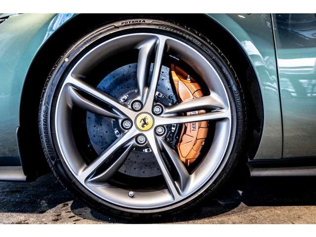 タイヤサイズは前が245/35ZR20 、