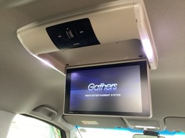 後部座席にリアモニターがあります。