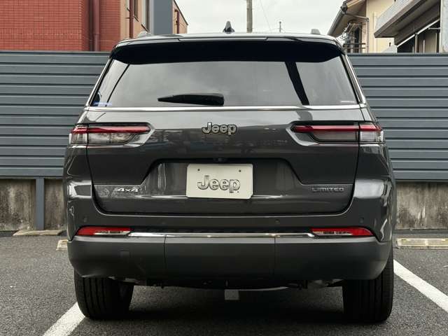 パワーバックゲート標準装備。キーレスと車内からスイッチで開閉が可能です。