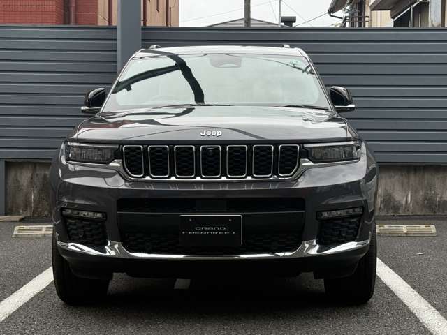 Jeepの象徴7スロットグリルがインパクトあります。フロントにも障害物センサーを標準装備しております。