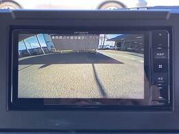 【カラーバックモニター】を装備しております。リアの映像がカラーで映し出されますので日々の駐車も安心安全です。