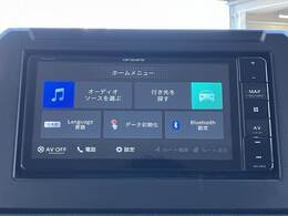 【メーカーオプションナビ】フルセグテレビやブルートゥース接続、DVD再生など多彩な機能を併せ持っており、インパネ周りがすっきりしてますね！