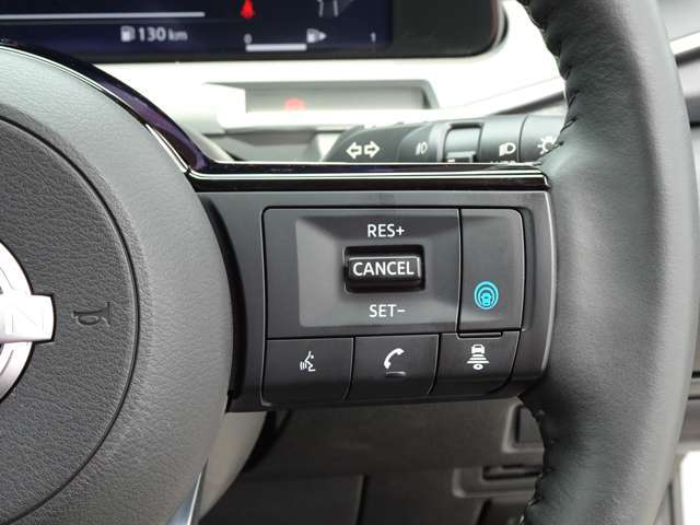 運転支援機能・プロパイロット搭載。　設定した速度で定速走行でき、先行車に自動で追従走行も可能です。さらにハンドル支援機能もあり、車線の中央を走るように制御してくれます。
