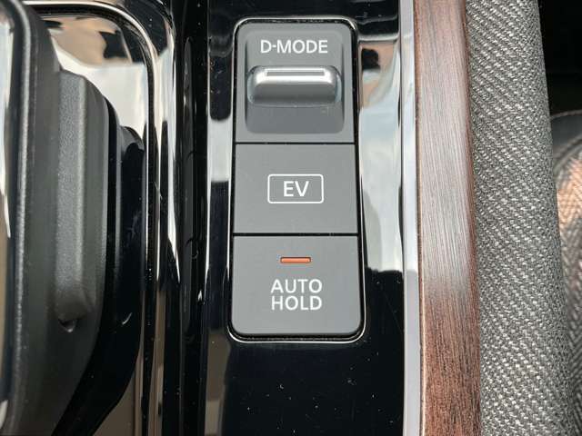 AUTO HOLD機能搭載してあります！ブレーキを踏んで停止すると、自動的にブレーキ力を保持します。信号待ちや渋滞中などに、ブレーキペダルを踏み続ける必要がなく、足の疲れを軽減してくれます☆