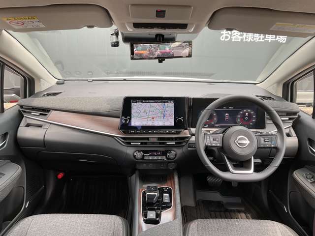 前席全体の内装となっております。車内もお洒落で高級感もありドライブも楽しくなります♪