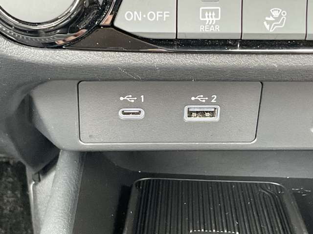 USB TYPE Cと TYPE A差し込み口がございます♪