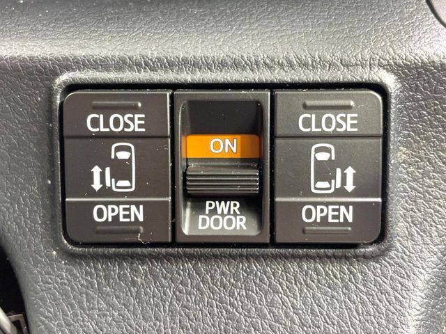 【両側パワースライドドア】スマートキーや運転席のスイッチで後席両側スライドドアの開閉が可能♪電動だから力を入れてドアを開ける必要が無く、小さなお子様でも簡単に開け閉めでき快適です♪