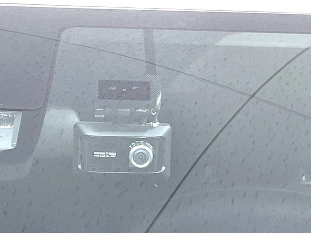 【ドライブレコーダー】安心・安全なカーライフに必須のドライブレコーダーを装備！走行中はもちろん、あおり運転や事故に遭遇した際の状況も映像で記録し、万一のリスクに備えます。