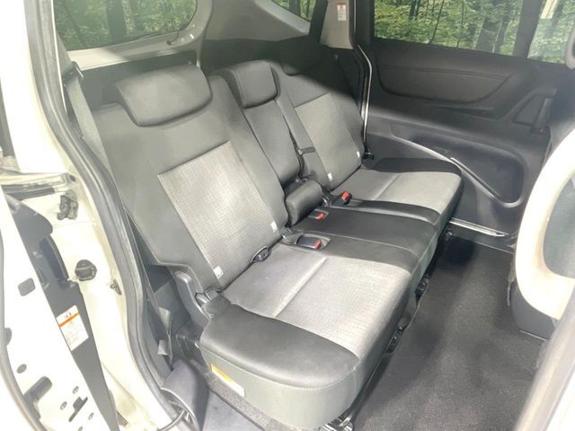 後部座席も気になるようなキズ・汚れやへたり等、大きなダメージはなく、良好な状態です。