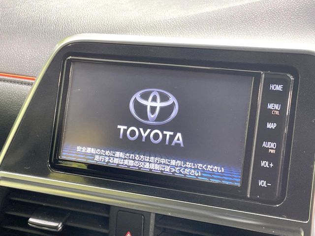 【純正ナビ】人気の純正ナビを装備しております。ナビの使いやすさはもちろん、オーディオ機能も充実！キャンプや旅行はもちろん、通勤や買い物など普段のドライブも楽しくなるはず♪