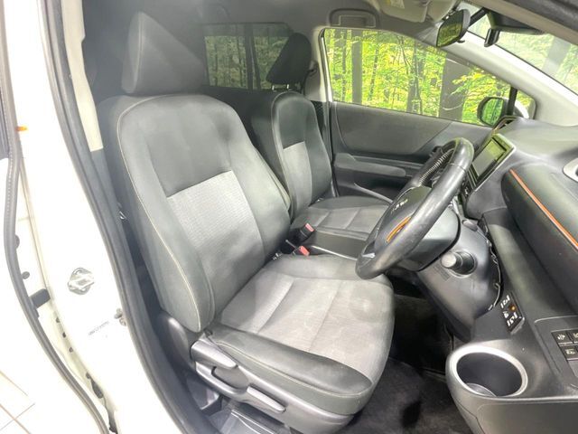 運転席シート廻りは使用感も少なく、良好な状態となっています。前オーナー様が丁寧に使っていたことがよくわかりますね。