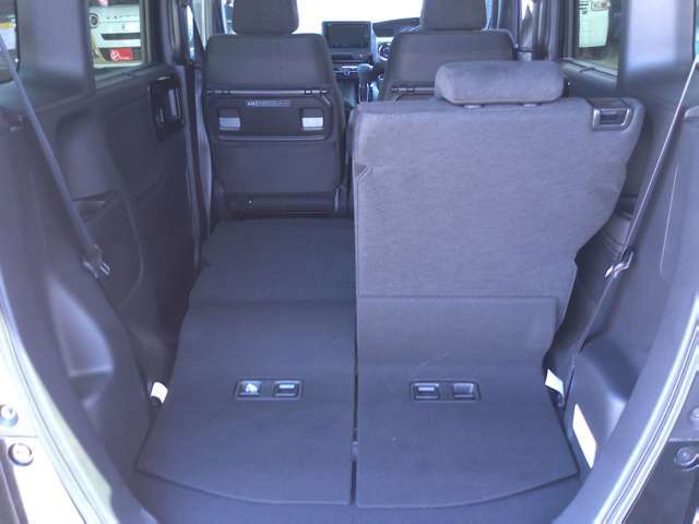 フル乗車時でも充分なラゲッジスペース、お買い物にも便利です。