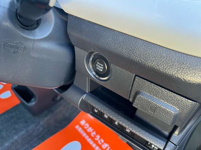 陸運支局指定の整備工場があり、熟練のメカニックによる車検、整備を行います。その他オイル交換などのメンテンナンスも受け付けております。