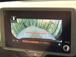 【バックカメラ】駐車時に後方がリアルタイム映像で確認できます。大型商業施設や立体駐車場での駐車時や、夜間のバック時に大活躍！運転スキルに関わらず、今や必須となった装備のひとつです！