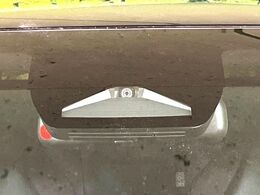 【トヨタセーフティセンス】走行中に前方の車両等を認識し、衝突しそうな時は警報とブレーキで衝突回避と被害軽減をアシスト。より安全にドライブをお楽しみいただけます。