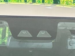 【スマートアシスト】走行中に前方の車両等を認識し、衝突しそうな時は警報とブレーキで衝突回避と被害軽減をアシスト。より安全にドライブをお楽しみいただけます。