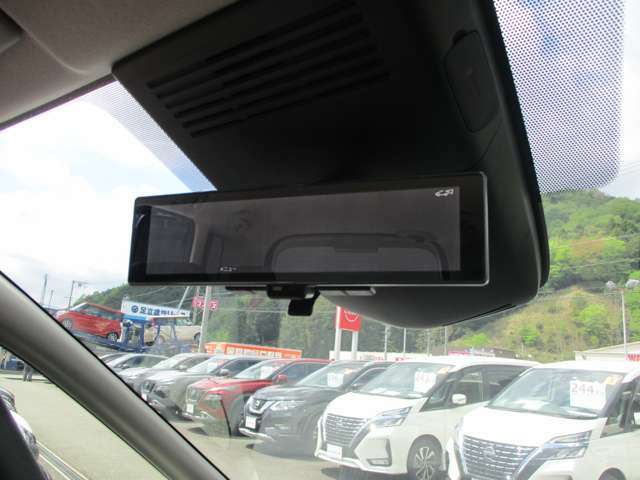 インテリジェント・ルームミラー。ルームミラーに、リヤカメラの車両後方映像を表示。世界初の新技術で、荷物や人で見えづらかった後方視界がクリアに！