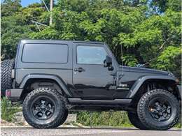 オフロードを存分に楽しめる本格派4X4『JKラングラーSAHARA』です☆　新品リフトキット・新品タイヤを装着しました☆