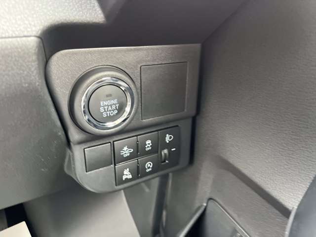 オートエアコン標準装備です。簡単操作で車内が設定した温度になるまで風量、吹き出し口を自動的に調整してくれます。いつでも快適な運転が楽しめます。