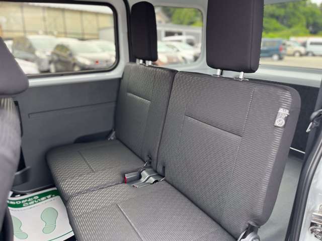 リアシートは分割式になります。ワンタッチでフラットにも出来ますのでお荷物が多い時等はフルフラットにして積む事も可能です。