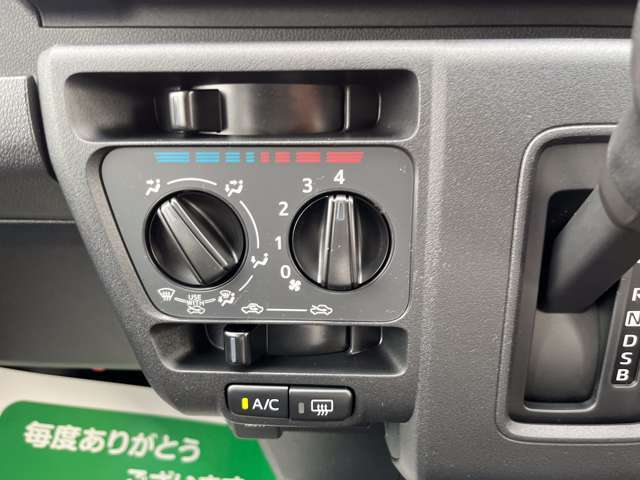 スマートキー標準装備です。車に近づいてリクエストスイッチを押せばドアの開閉ができます。更にエンジンの始動もカギを挿さずに出来ます。防犯面でも安心に繋がります。