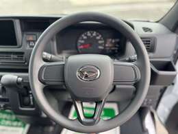 ☆ステアリングホイール☆手にしっくりくる握り心地で滑りにくく運転も快適です！