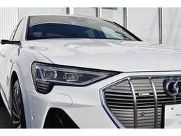 マトリクスLEDヘッドライト搭載！ロービーム用のLEDライトとひとつのユニットに多数のLEDが組み込まれたヘッドライトです。対向車や先行車を検知すると、その部分だけハイビームのLEDを消灯または減光させます。