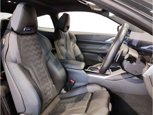 【コックピットシート】BMW車の主役席。車体中央にくる様に配置し車両重心とが一致する事でドライバーと車との一体感あるドライビングを実現。人間工学に基づき形成した形状が長時間のドライブ疲労も軽減します！