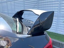 【大型リヤスポイラー】スポーツカーらしさがグッと引き立つ大型リヤスポイラーを装着♪高速走行時のスタビリティ（走行安定性）向上に役立ちます。