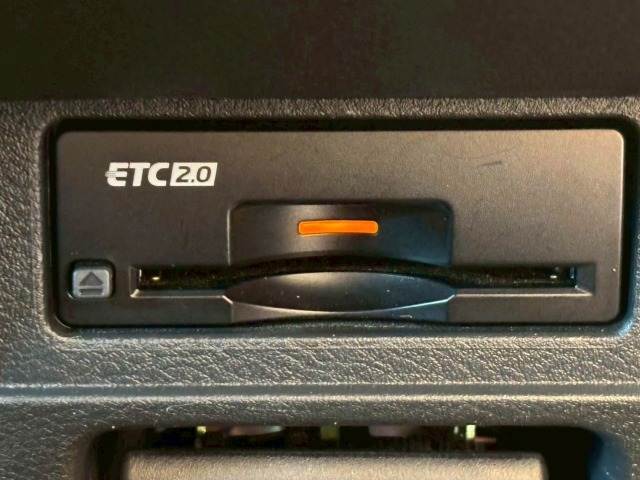 【ETC車載器】を装備しておりますので、ご納車直後からの遠距離ドライブも可能です。土日の利用料金の割引や、朝夕の通行料金を割引料金で高速道路をお楽しみいただけます。