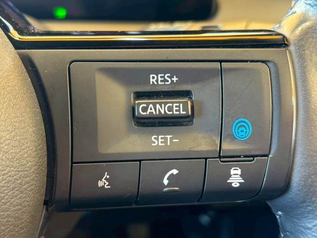 【プロパイロット】運転支援システムが搭載されております。全車速域追従式クルーズコントロールやレーンキープで長距離運転をアシスト。