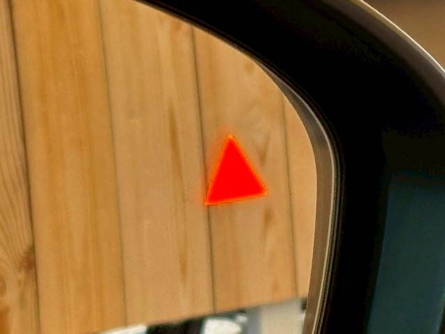 【ブラインドスポットワーニング（BSW）】車線変更時に車両後方から来る車両を検知し安全をサポートする装置です。