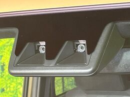 【スマートアシスト】走行中に前方の車両等を認識し、衝突しそうな時は警報とブレーキで衝突回避と被害軽減をアシスト。より安全にドライブをお楽しみいただけます。