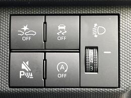 【横滑り防止装置】車両の横滑りを感知すると、自動的に車両の進行方向を保つように車両を制御します。雨の日など滑りやすい路面状況でも安全な運転が可能です。