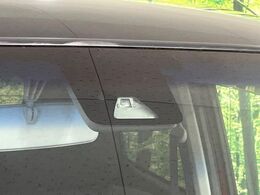 【スマートアシスト】走行中に前方の車両等を認識し、衝突しそうな時は警報とブレーキで衝突回避と被害軽減をアシスト。より安全にドライブをお楽しみいただけます。