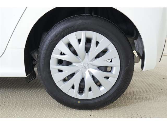 純正15インチスチールホイルでフルキャップです。タイヤサイズは185/60R15になります！