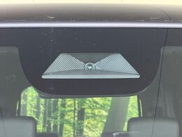 【ホンダセンシング】走行中に前方の車両等を認識し、衝突しそうな時は警報とブレーキで衝突回避と被害軽減をアシスト。より安全にドライブをお楽しみいただけます。