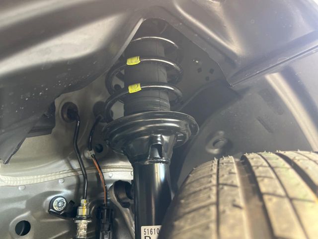 お車を安心してお乗りいただく為には、足回りの定期点検が欠かせません。サービスサポート（有償保証）では無料点検もご提供しており、安心のカーライフをお過ごしいただけるサポート体制が整っています。