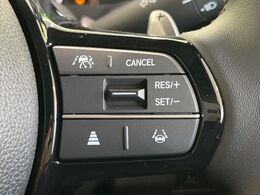 【アダプティブクルーズコントロール】高速道路での長距離走行が楽に！！自動で速度を保つクルーズコントロールが、衝突軽減システムと連携し、前方の車両を感知して車間を保つように速度調節してくれます！！