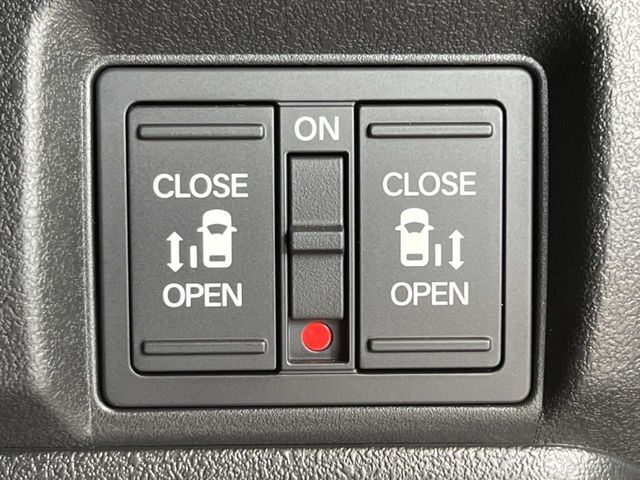 【両側パワースライドドア】スマートキーや運転席のスイッチで後席両側スライドドアの開閉が可能♪電動だから力を入れてドアを開ける必要が無く、小さなお子様でも簡単に開け閉めでき快適です♪