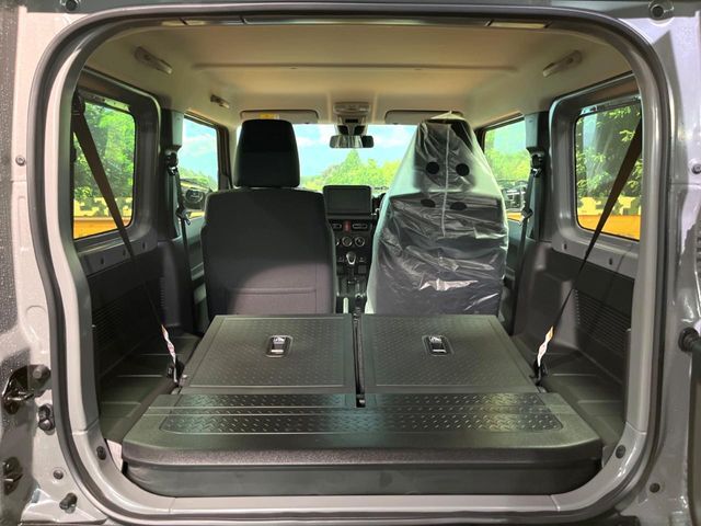 普段のお買い物や通勤、送迎等に十分な荷室スペースを確保しております。セカンドシートを倒すと、大きな荷物の積載も可能です♪