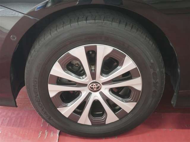 スポーティな印象を与える純正ホイールです。どこまでも走っていきたくなるようなデザインですね♪