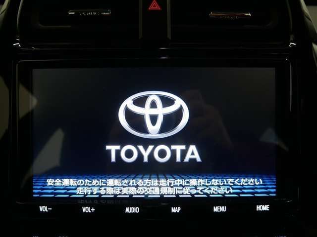 純正ナビを装備。タッチパネル式で使いやすく、お出かけもラクラクです。