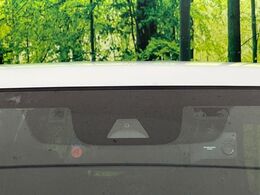 【ホンダセンシング】走行中に前方の車両等を認識し、衝突しそうな時は警報とブレーキで衝突回避と被害軽減をアシスト。より安全にドライブをお楽しみいただけます。